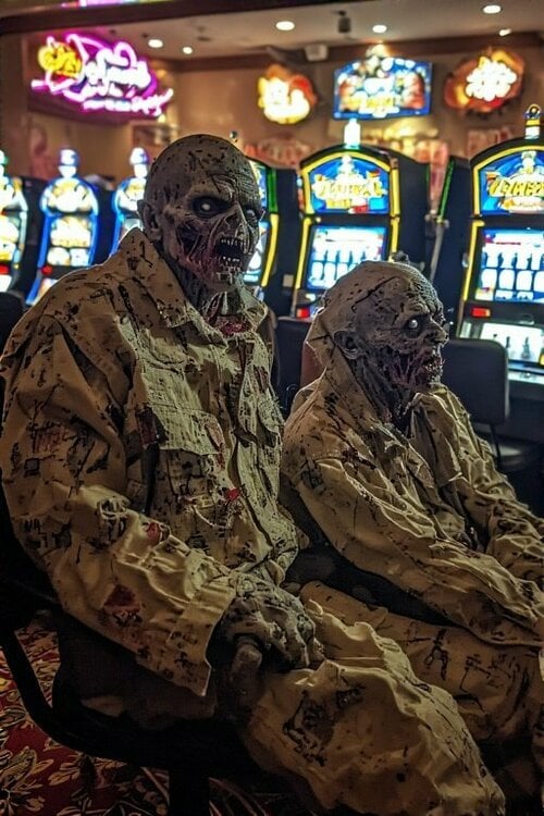 zombieslots08.thumb.jpg.651deb1fe787348d189efb550f77de12.jpg